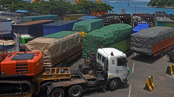 Potret Truk Logistik Mengular Panjang saat Masuki Pelabuhan Merak