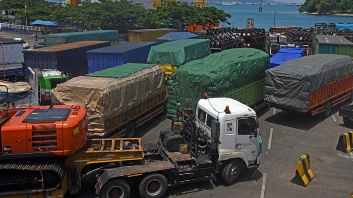 Sejumlah truk pengangkut barang yang akan menyeberang ke Sumatera antre di Pelabuhan Merak, Banten, Selasa (4/4/2023). GM PT ASDP Cabang Merak Suharto menyatakan, volume angkutan barang di Pelabuhan Merak mendekati pertengahan Ramadhan meningkat hingga dua kali lipat dibanding sebelumnya karena adanya anjuran Kemenhub yang akan memprioritaskan angkutan penumpang saat puncak arus mudik mendekati Lebaran.