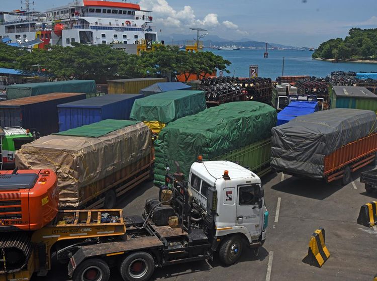 Potret Truk Logistik Mengular Panjang saat Masuki Pelabuhan Merak