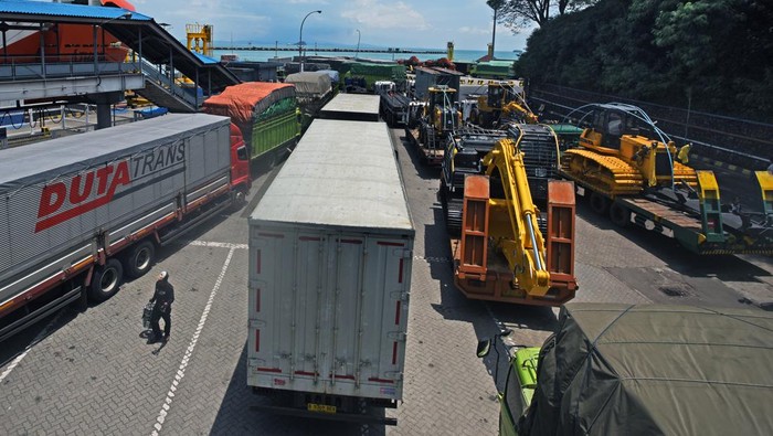 Sejumlah truk pengangkut barang yang akan menyeberang ke Sumatera antre di Pelabuhan Merak, Banten, Selasa (4/4/2023). GM PT ASDP Cabang Merak Suharto menyatakan, volume angkutan barang di Pelabuhan Merak mendekati pertengahan Ramadhan meningkat hingga dua kali lipat dibanding sebelumnya karena adanya anjuran Kemenhub yang akan memprioritaskan angkutan penumpang saat puncak arus mudik mendekati Lebaran.