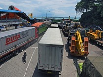 Video Ratusan Sopir Truk Demo, Minta Akses Pelabuhan Merak Dibuka