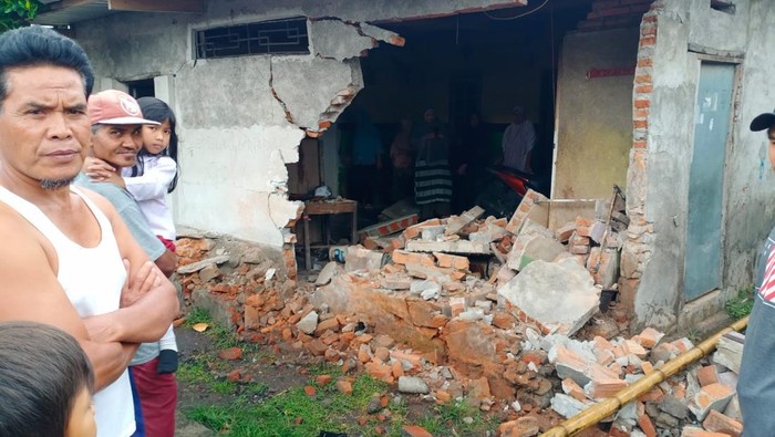 Rumah warga yang ditabrak truk hingga jebol di Lombok Timur. (Istimewa)