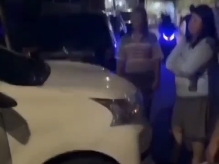 Video warga cekcok karena mobil terparkir di jalan umum viral di medsos. Keributan itu terjadi karena warga kesulitan lewat karena jalan dipakai parkiran mobil. (IG @kel.jelambarbaru)