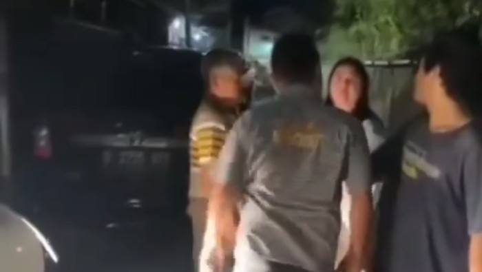 Video warga cekcok karena mobil terparkir di jalan umum viral di medsos. Keributan itu terjadi karena warga kesulitan lewat karena jalan dipakai parkiran mobil. (IG @kel.jelambarbaru)