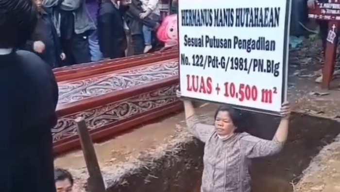 Wanita di Toba masuk ke lubang kubur, menolak pemakaman keluarganya sendiri. (Foto: Istimewa)