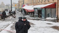 Petugas polisi berjaga di lokasi ledakan kafe di mana blogger militer Rusia Vladlen Tatarsky, (nama asli Maxim Fomin) terbunuh sehari sebelumnya di Saint Petersburg, Rusia 3 April 2023. REUTERS/Anton Vaganov.