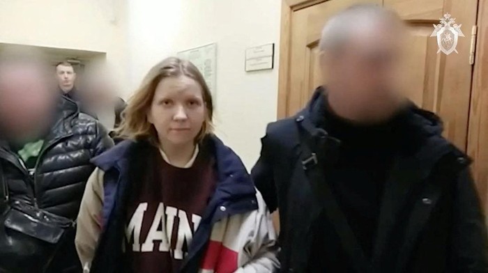 Wanita Ini Ditangkap Terkait Ledakan yang Tewaskan Blogger Militer Rusia Aparat Rusia menangkap wanita diduga pelaku ledakan di kafe Saint Petersburg yang menewaskan blogger militer. Wanita itu bernama Darya Trepova.