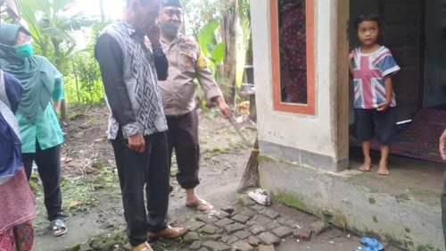 Warga temukan bayi laki-laki dalam keadaan lemas di depan pintu rumah di desa Jelantik, Kecamatan Jonggat, Lombok Tengah. Foto: istimewa.