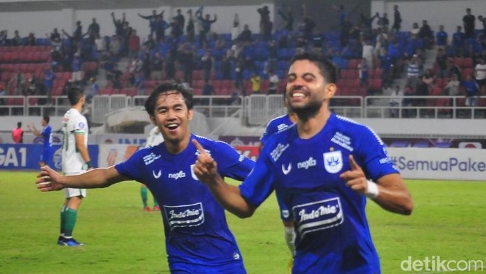 Winger asing PSIS Semarang, Vitinho (kanan) akhirnya menvetak gol pertama bersama tim Mahesa Jenar.