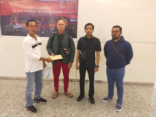 WNA Amerika Serikat RK Dideportasi melalui Bandara Internasional I Gusti Ngurah Rai oleh Kanim Denpasar dini hari pada pukul 01.00 Wita, Selasa (4/4/2023).