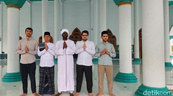 5 mahasiswa asing belajar di gontor