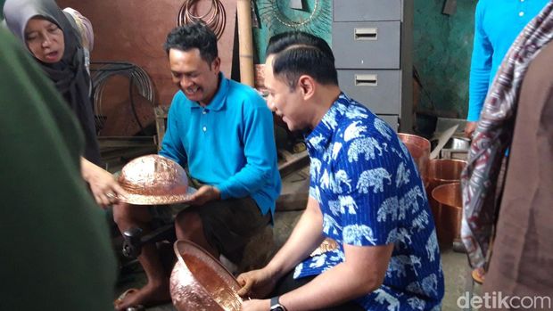 Agus Harimurti Yudhoyono (AHY) meninjau kerajinan tembaga Tumang, Cepogo, Boyolali Rabu (5/4/2023).