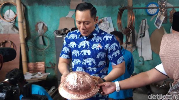 Agus Harimurti Yudhoyono (AHY) meninjau kerajinan tembaga Tumang, Cepogo, Boyolali Rabu (5/4/2023).