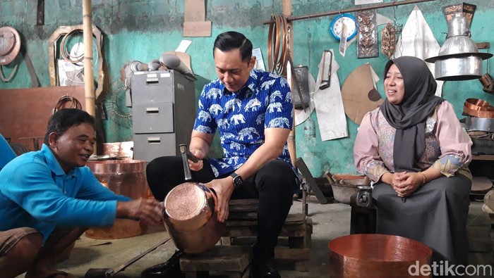 Agus Harimurti Yudhoyono (AHY) meninjau kerajinan tembaga Tumang, Cepogo, Boyolali Rabu (5/4/2023).