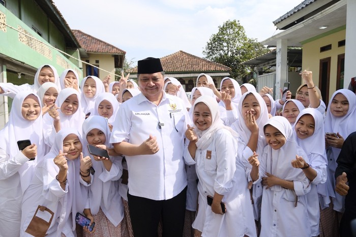 Airlangga di Pondok Pesantren Raudlatut Tarbiyyah KH Ahmad Anwar Nasihin