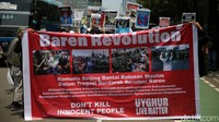 Selain membentangkan spanduk dan poster berisi tuntutannya, para mahasiswa juga menggelar aksi treaktikal yang menggambarkan kekejamam Beijing saat membantai ratusan muslim Uighur dalam tragedi berdarah Baren.