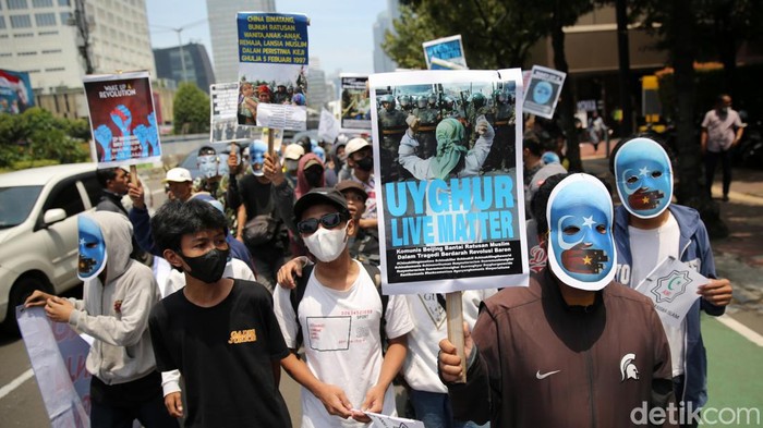 Aliansi Mahasiswa Islam berunjuk rasa di kantor perwakilan PBB Jakarta, Rabu (5/4/2023).  Mereka menuntut pemerintah China bertanggungjawab dalam tragedi berdarah Baren 1990 yang menewaskan ratusan muslim Uighur.