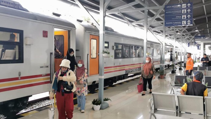 Angkutan mudik lebaran dengan kereta api.