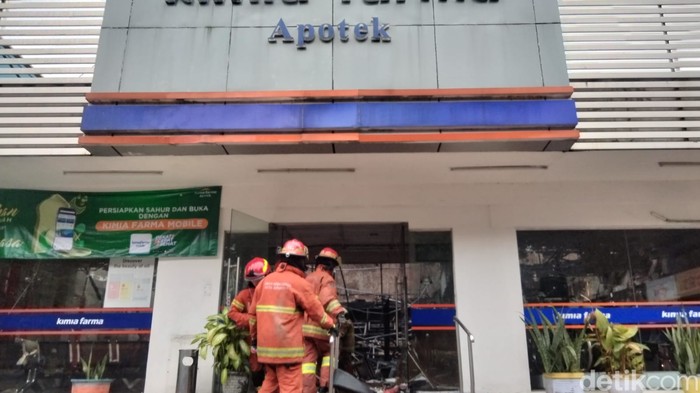 Apotek Kimia Farma di Jalan Diponegoro Surabaya terbakar