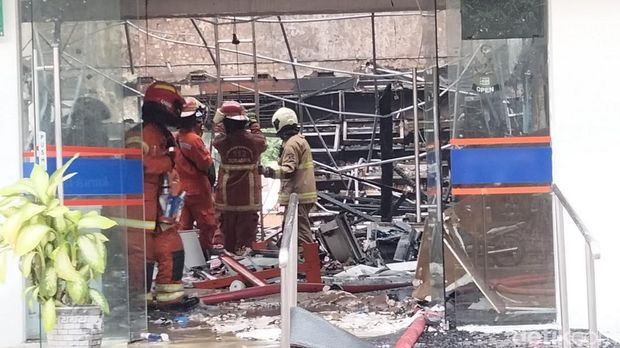 apotek kimia farma diponegoro Surabaya terbakar