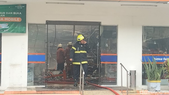 apotek kimia farma diponeoro terbakar
