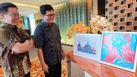 Kolaborasi dengan tema Embrace the Wonders ini merupakan inisiatif kedua perusahaan dalam mendorong kesetaraan dan inklusivitas, sekaligus mengajak masyarakat untuk mengapresiasi bakat para individu neurodivergent. Karya seni mereka dalam bentuk souvenir eksklusif bagi nasabah dan mitra.