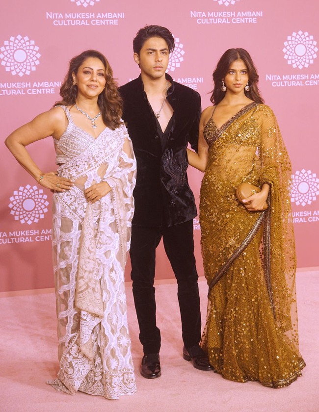 Aryan Khan dan Suhana Khan hadir bersama ibu mereka, Gauri Khan. Ketiganya tampil glamor dengan kain sari dan setelan jas. Foto: Getty Images
