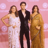 Aryan Khan dan Suhana Khan hadir bersama ibu mereka, Gauri Khan. Ketiganya tampil glamor dengan kain sari dan setelan jas. Foto: Getty Images