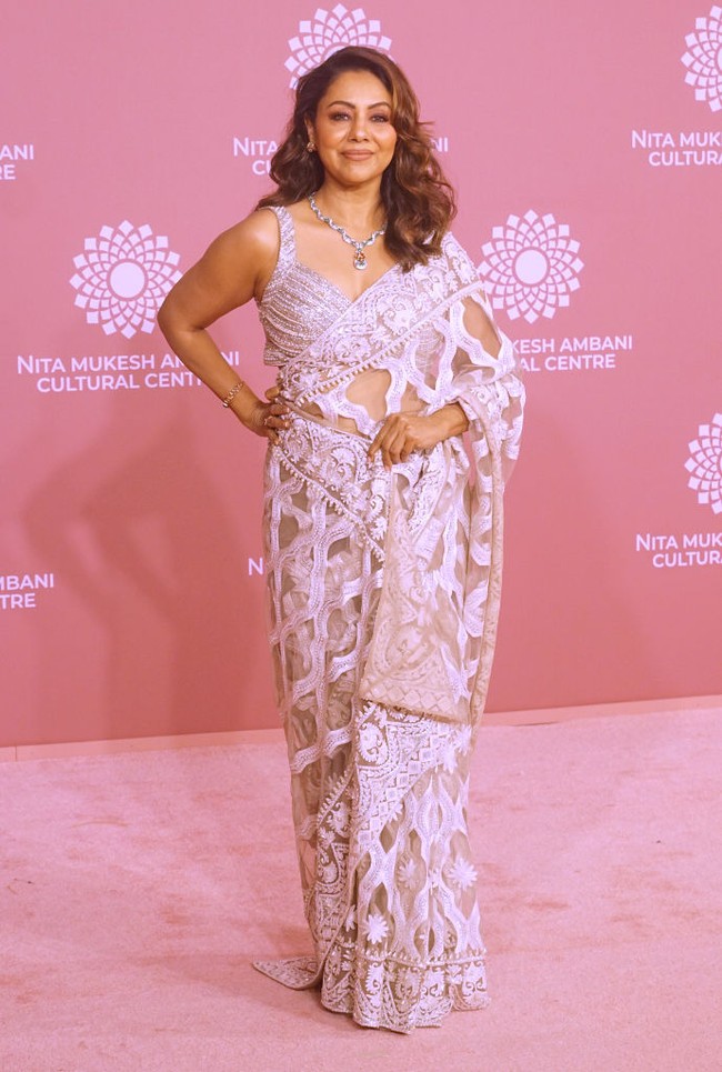 Gauri Khan, istri Shahrukh Khan, memilih kajn sari warna putih dengan kombinasi beige. Kalung bertatahkan berlian menambah kesan glamor pada penampilannya. Foto: Getty Images