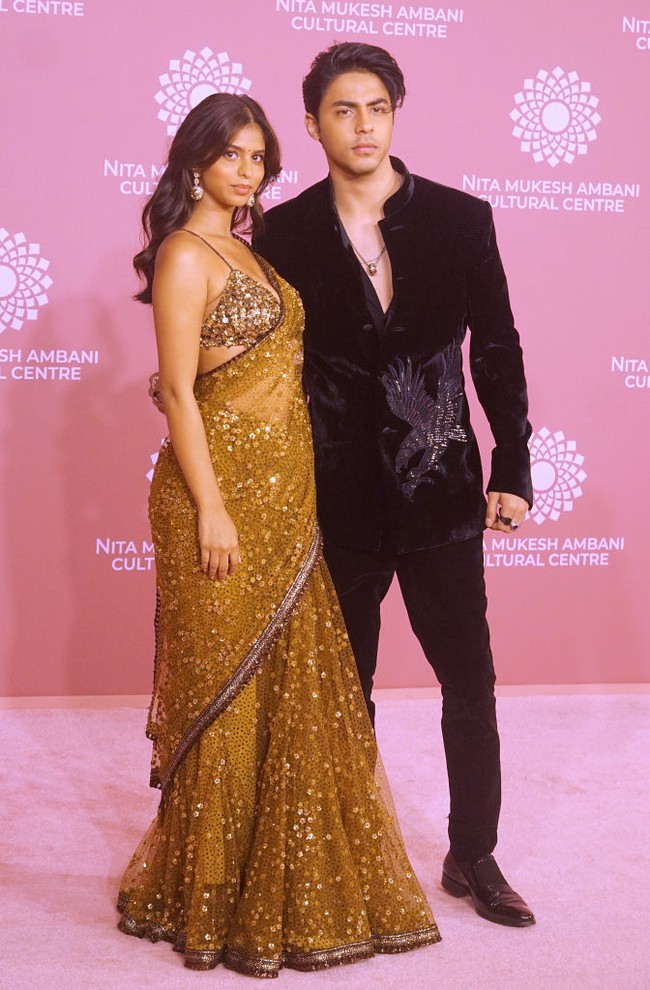 Dua anak Shah Rukh Khan, Aryan Khan dan Suhana Khan, mencuri perhatian di peluncuran Pusat Budaya Nita Mukesh Ambani di India pada Sabtu (1/4/2023). Foto: Getty Images