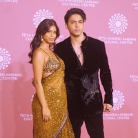 Dua anak Shah Rukh Khan, Aryan Khan dan Suhana Khan, mencuri perhatian di peluncuran Pusat Budaya Nita Mukesh Ambani di India pada Sabtu (1/4/2023). Foto: Getty Images