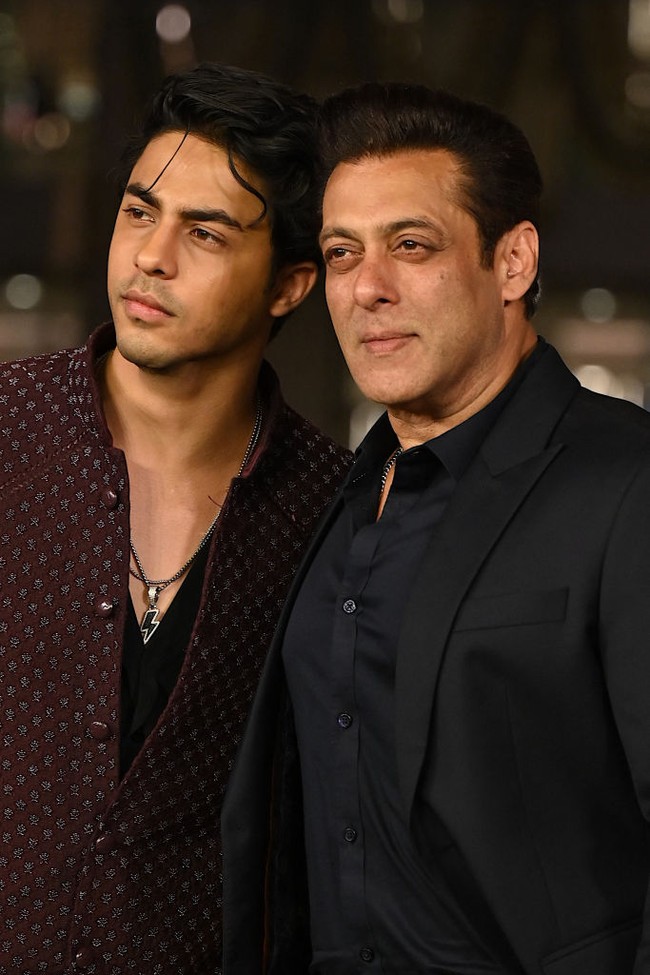 Putra Shah Rukh Khan, Aryan Khan, memakai setelan blouse dan celana hitam berbahan beludru. Dia tampak pose bersama Salman Khan, aktor Bollywood yang juga sahabat Shah Rukh Khan. Foto: Getty Images