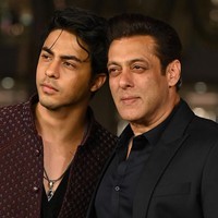 Putra Shah Rukh Khan, Aryan Khan, memakai setelan blouse dan celana hitam berbahan beludru. Dia tampak pose bersama Salman Khan, aktor Bollywood yang juga sahabat Shah Rukh Khan. Foto: Getty Images