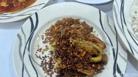 Satu potong ayam goreng di sini dibanderol Rp 28.000. Tentu saja, kelezatan ayam gorengnya meningkat ketika disantap dengan nasi uduk yang harum. Foto: detikcom/Riska Fitria