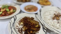 Pelayan di sini mengatakan bahwa dulu mereka menggunakan ayam kampung. Namun, karena beberapa hal kini akhirnya mereka menggantinya menggunakan ayam negeri. Foto: detikcom/Riska Fitria