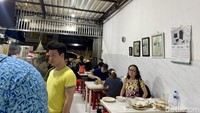 Tepat makan ayam goreng yang berlokasi di kawasan Mangga Besar, Jakarta Barat ini terkenal legendaris puluhan tahun. Hingga saat ini, kelezatan ayam goreng dan nasi uduknya masih konsisten. Foto: detikcom/Riska Fitria