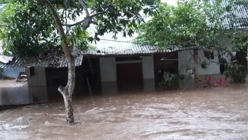 Banjir bandang yang menerjang sejumlah wilayah di Dompu, Nusa Tenggara Barat, Selasa sore (4/4/2023).