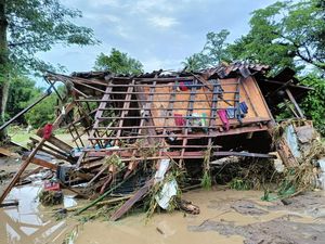 Banjir Bandang Hanyutkan 14 Rumah di Sumbawa
