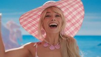 Image Barbie yang selalu ceria dan tersenyum ditampilkan Margot Robbie dalam adegan pertama dirinya menyapa Ken (Ryan Gosling). Di momen ini kita juga tahu bahwa semua cewek di Barbie Land bernama Barbie, dan semua cowok di Barbie Land bernama Ken. (Foto: dok. Warner Bros. Discovery)