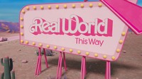Barbie akan memasuki dunia nyata atau alam manusia dengan menyetir mobil pink-nya membelah gurun. Ada tanda petunjuk jalan besar berwarna pink di ujung Barbie Land yang menuju Real World. (Foto: dok. Warner Bros. Discovery)