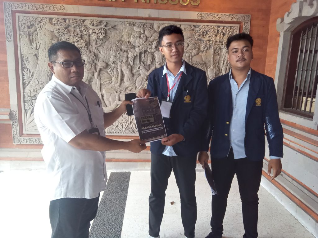 BEM Universitas Udayana menyerahkan hasil kajian kasus korupsi SPI kepada Kejaksaan Tinggi Bali, Rabu (5/4/2023).