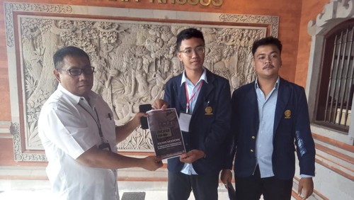 BEM Universitas Udayana menyerahkan hasil kajian kasus korupsi SPI kepada Kejaksaan Tinggi Bali, Rabu (5/4/2023).