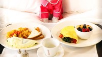 Bangun pagi, Tinkerbelle berpose dengan tema breakfast in bed ada omelete, buah berry, hingga roti dengan tumisan kentang.  Foto: Instagram @tinkerbellethedog
