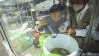 Sampel tersebut kemudian diuji lab oleh petugas, nampak sampel seperti pacar cina, cendol hingga kue diuji petugas.