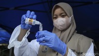 Konsumsi rhodamin B dalam jangka panjang dapat terakumulasi di dalam tubuh dan dapat menyebabkan gejala pembesaran hati dan ginjal, gangguan fungsi hati, kerusakan hati, gangguan fisiologis tubuh, atau bahkan bisa menyebabkan timbulnya kanker hati.