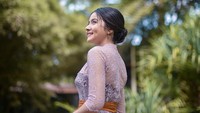 Di media sosial, Bulan Sutena dikenal sebagai wanita yang punya suara merdu. Foto: Instagram Bulan Sutena