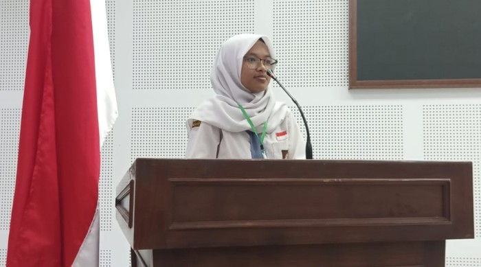Chaswanah saat mengikuti lomba debat di gedung DPRD Kota Malang.