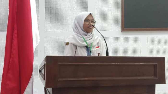Chaswanah saat mengikuti lomba debat di gedung DPRD Kota Malang.
