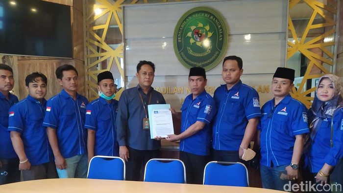 Demokrat Bangkalan menyerahkan kontra memori