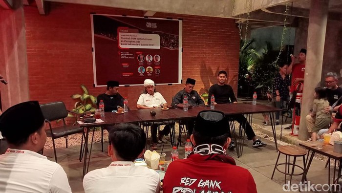 diskusi sepak bola Nasional di Floom, Makassar, Rabu (5/4/2023).